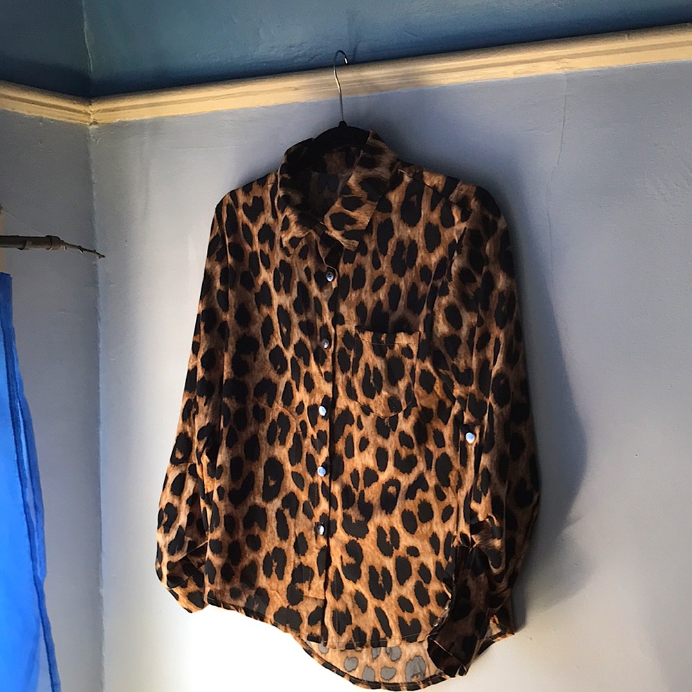 Women’s Leopard print button blouse with collar